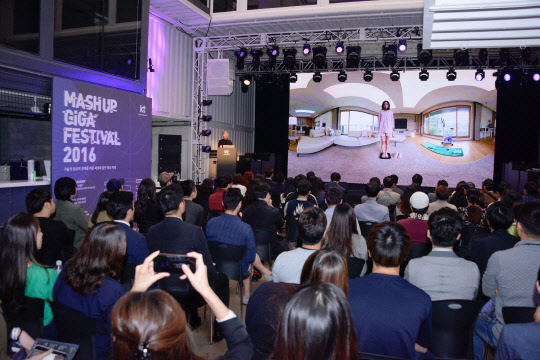 KT는 지난 22일 서울 강남구 SJ쿤스트할레에서 기술과 영상, 다양한 장르를 융합한 신개념 영상 축제 '매시업 기가 페스티벌(MaShup GiGA Festival)'을 열었다고 23일 밝혔다. 이날 행사에서 영화 '뷰티 인사이드'와 CF로 유명한 백종열 감독이 360도 가상현실(VR) CF 비하인드 스토리를 강연하고 있다. <KT 제공>